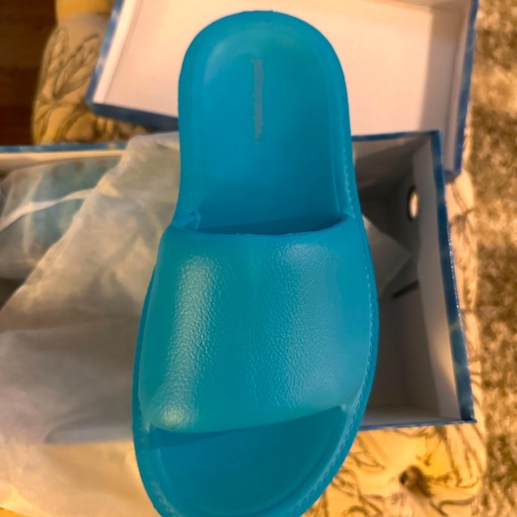 Cute slides for beach, pool, or pairing with a casual outfit - Picture 2 of 6